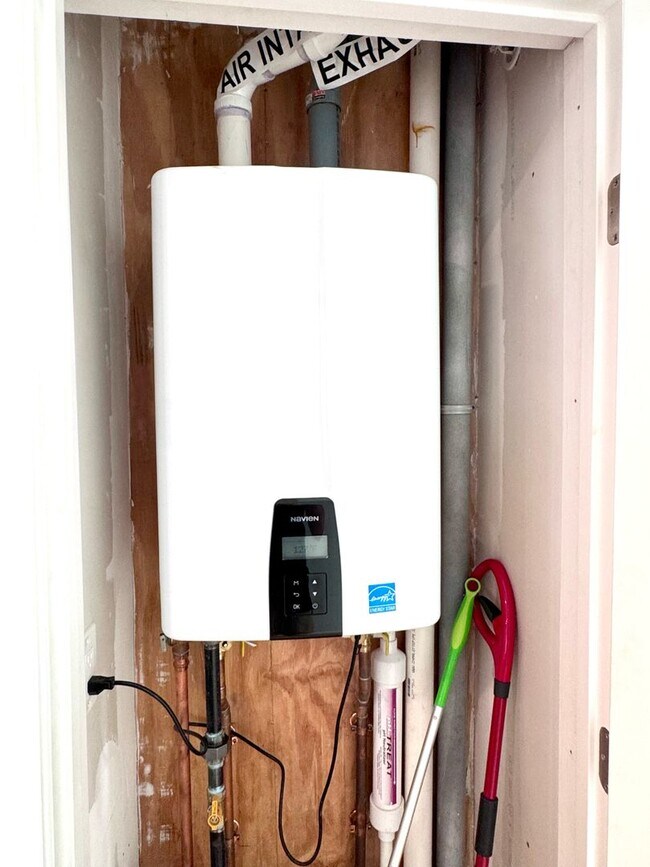 Building Photo - BROOKLINE 3 BED/2 BATH WITH CENTRAL AIR & IN-UNIT LAUNDRY!