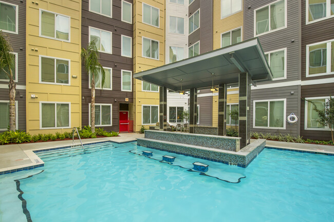 Icon - Two Pools with Swim-up Bar - The Icon & The Lofts - Student Living