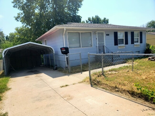 Building Photo - 3 Bed/2 Bath Home