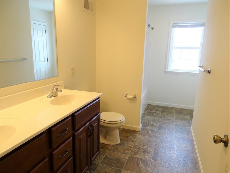 Building Photo - 344 Meadow View Dr