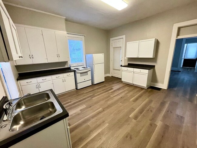 Building Photo - 650 W Ash St