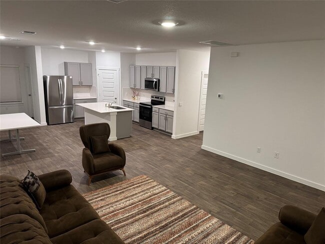 Building Photo - 204 James River Dr