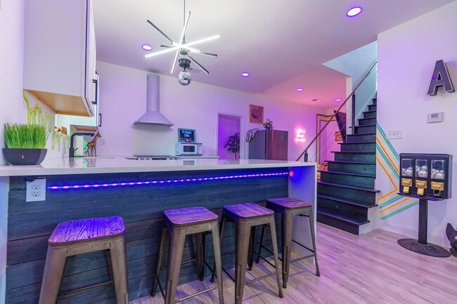 Building Photo - 850 Roland St