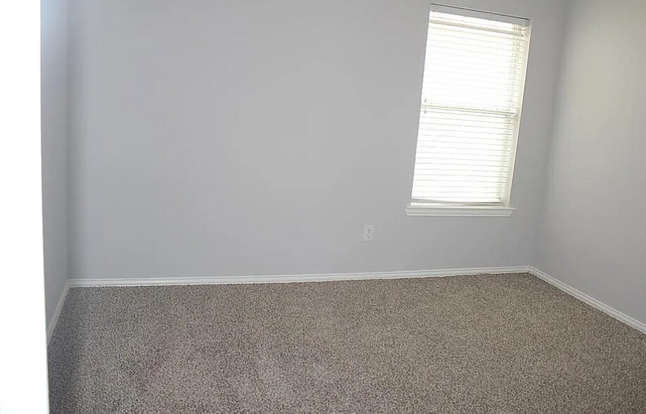 Building Photo - 2616 Cascade Cove Dr