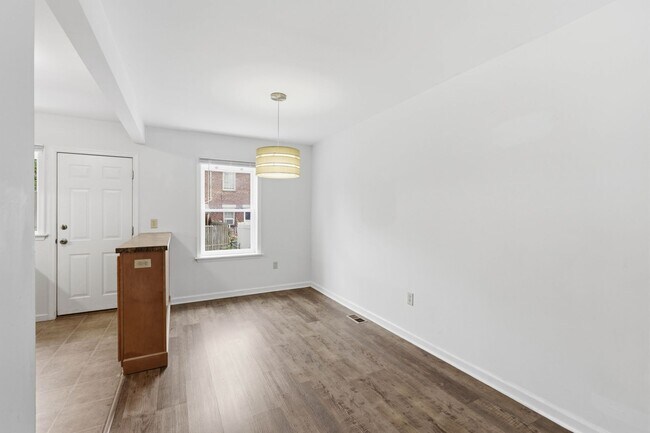 Building Photo - Cozy 2 Bedroom House Available Now!