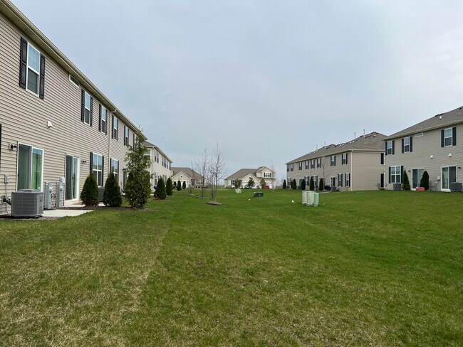 Building Photo - 1231 Hawk Hollow Dr