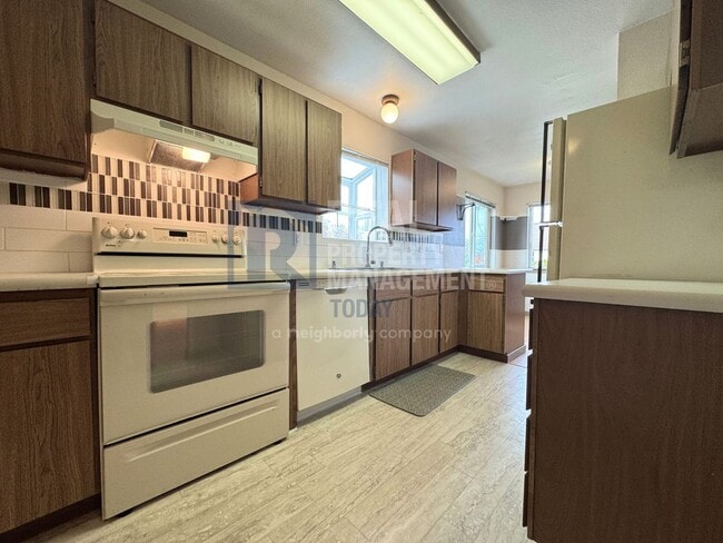 Building Photo - Charming 2 Bedroom Home with Large Yard & Garage!