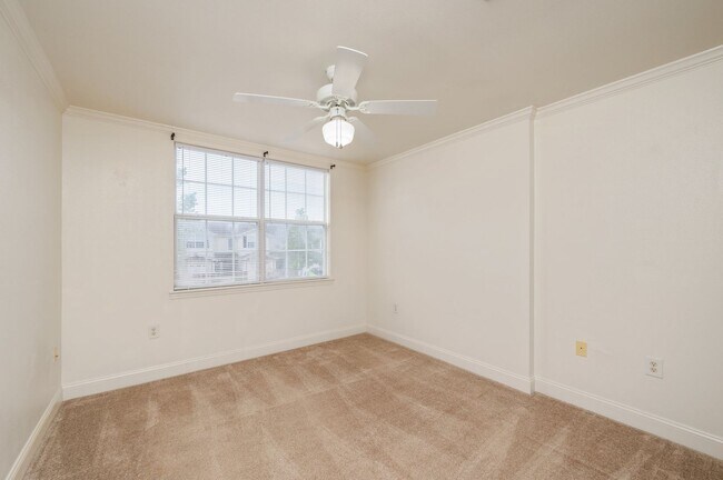 Building Photo - 2 Bedroom Townhouse in Crestview!