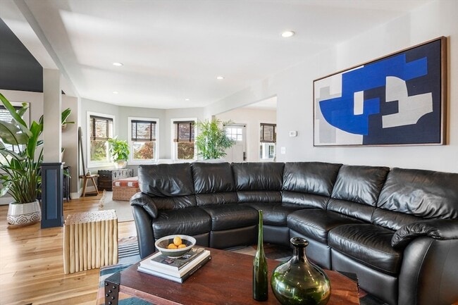 Building Photo - 119 Sycamore St