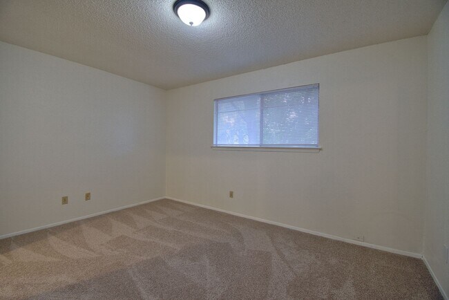 Building Photo - QuailField 9303