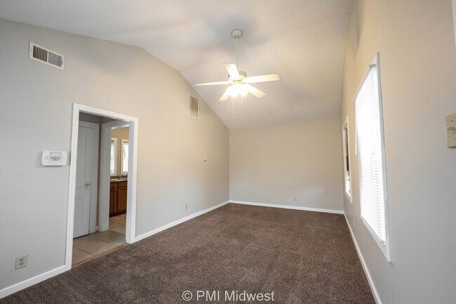 Building Photo - Cozy 1-Bedroom Gem in Indianapolis with Spacious Living – 750 Sq Ft!