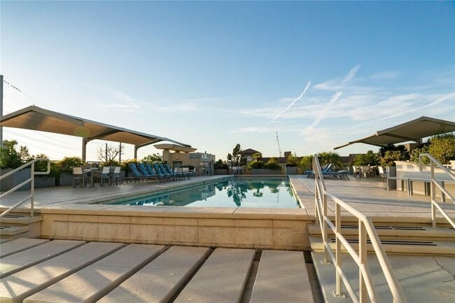 Building Photo - 300 Bowie St