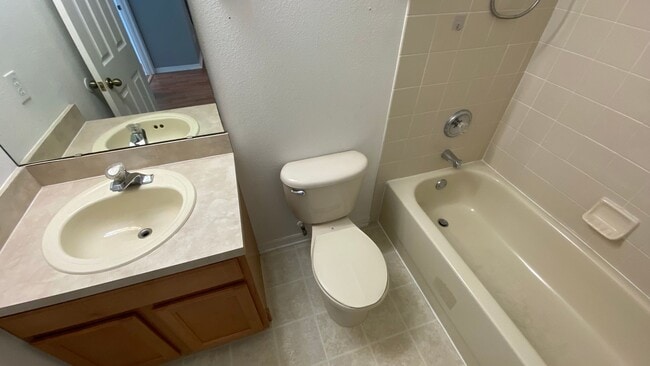 Building Photo - 3 Bedroom, 2.5 Bath Townhome with One Car Garage in Waterford Lakes Orlando!