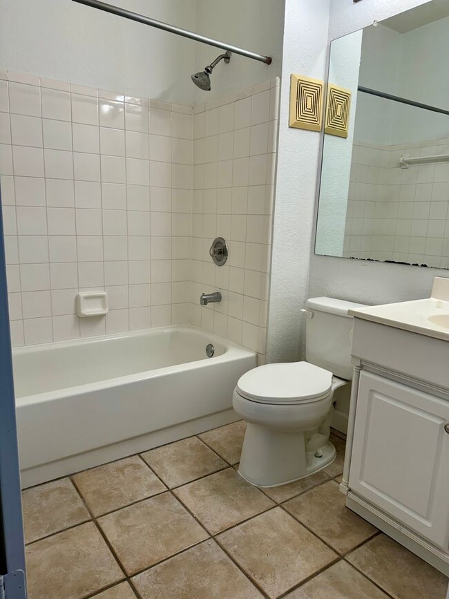 Building Photo - Harbour Island Townhome