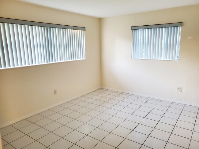 Building Photo - 5150 NE 17th Terrace