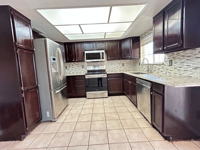 Building Photo - 3 Bedroom, 2 Bathroom, 2 Car Garage