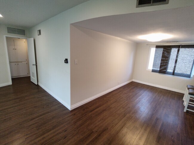 Building Photo - 370 Cliff Dr