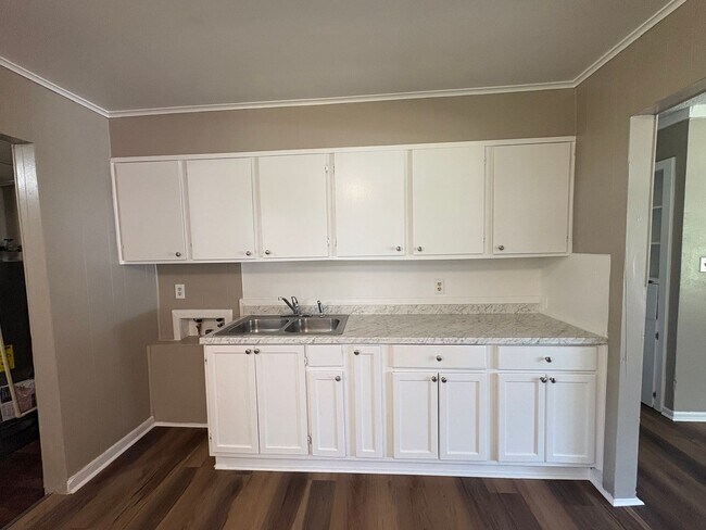 Building Photo - Amazing 3 Bed/1 Bath House FULLY remodeled with Central Air & Heat