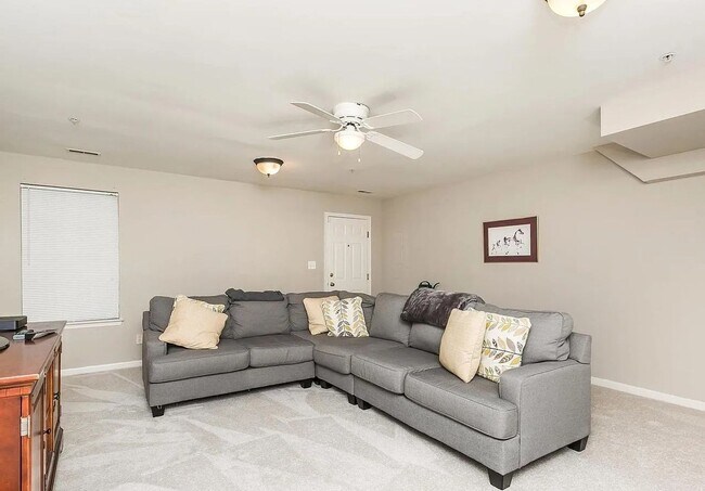 Building Photo - 3BR/4BA End-Unit Townhome with Rooftop Dec...