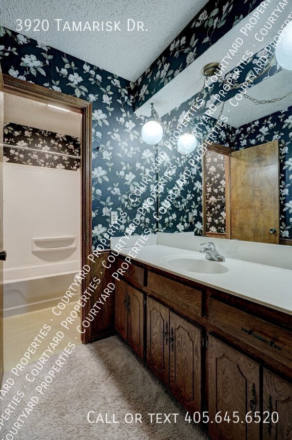 Building Photo - 3920 Tamarisk Dr