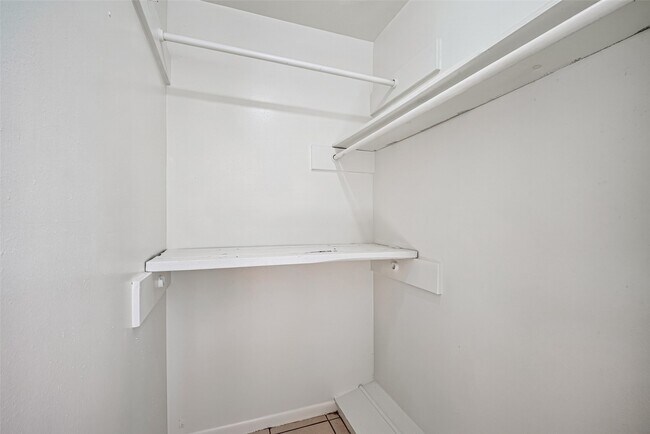 Building Photo - 5010 Shilo Dr