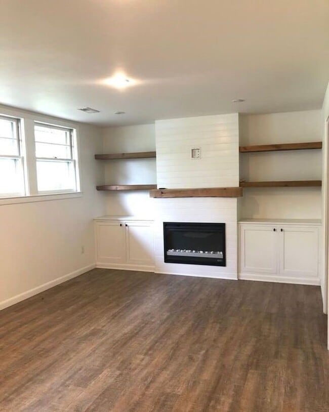 Building Photo - Stunning 3 Bedroom / 2.5 Bathroom | S. 48t...