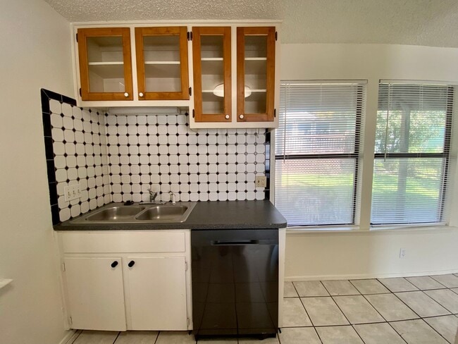 Building Photo - 30th-407 E