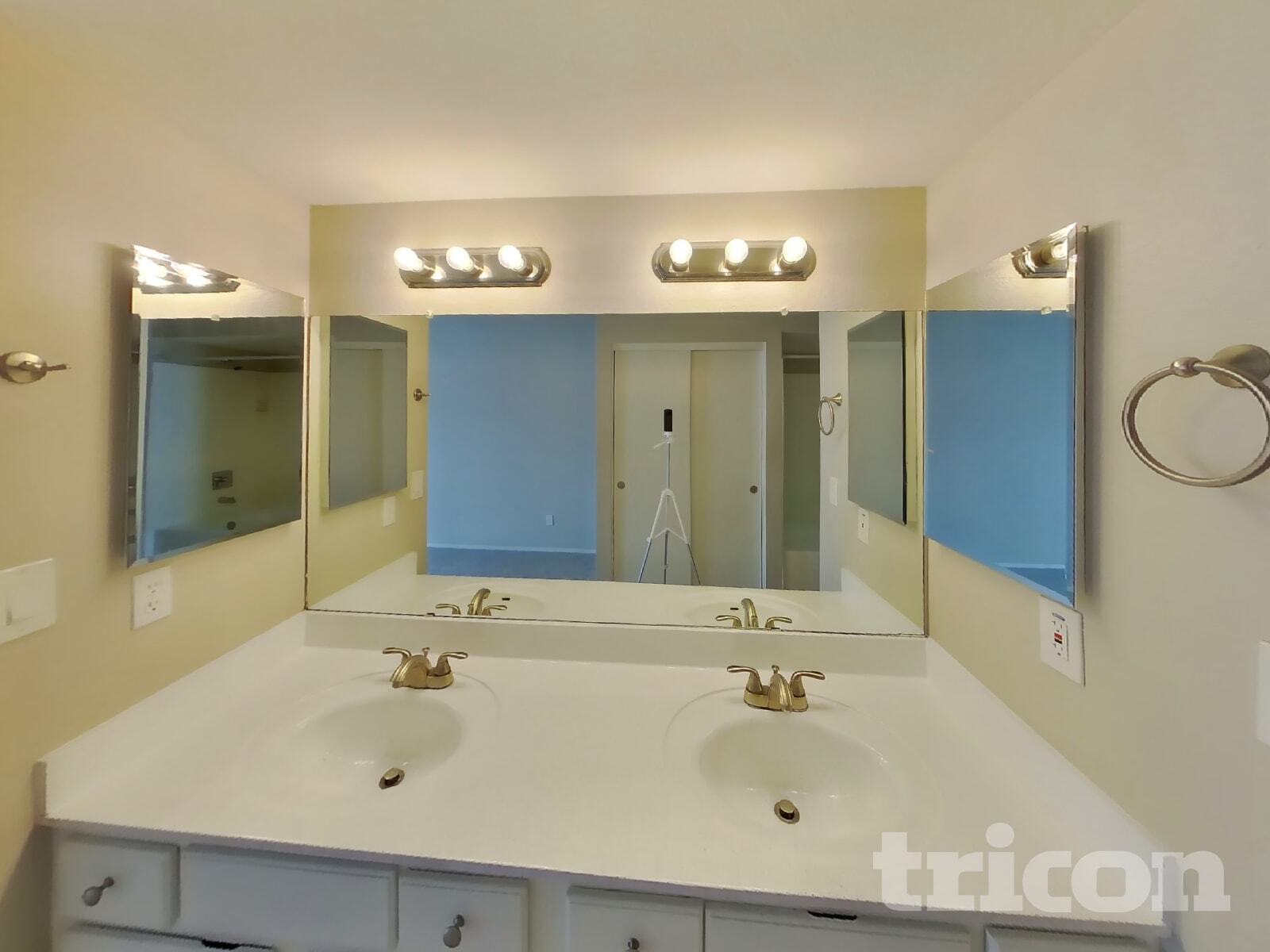 Building Photo - 7631 W Cheryl Dr