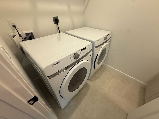 Building Photo - 2025 Build, 3 Bedroom 2.5 bath with over 2...