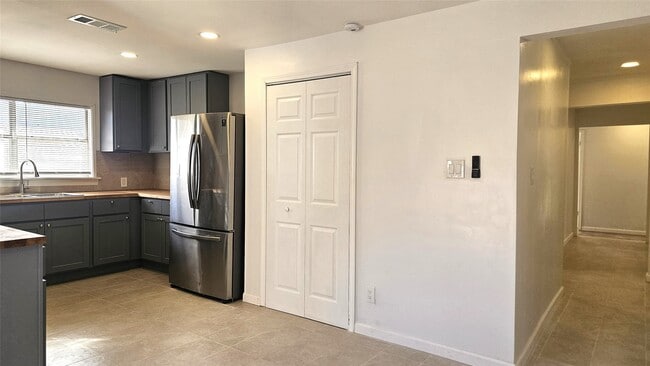 Building Photo - 1202 Dyer Ave