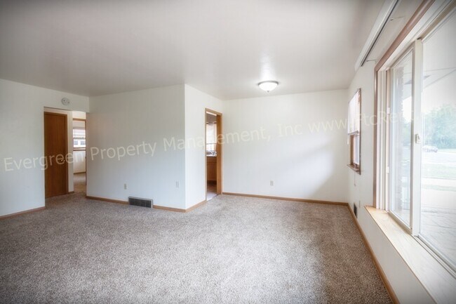 Building Photo - 1004/1006 Cragmore Dr.