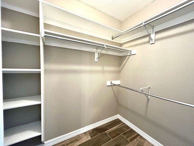 Building Photo - Spacious 3 bed 2 bath Single Family with a Large Fenced Backyard!