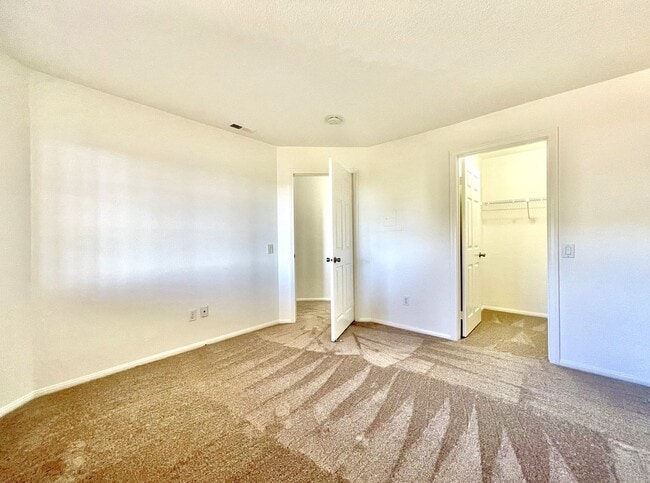 Building Photo - Updated Lower Level Condo in gated Vista Way Village!