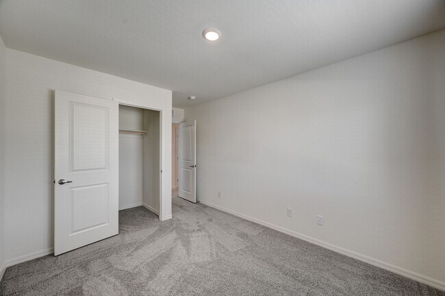 Building Photo - Upgraded 5 bedroom home in Cul-De-Sac!!