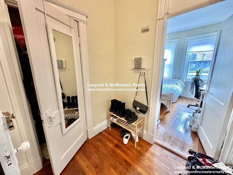 Building Photo - 92 Gordon St