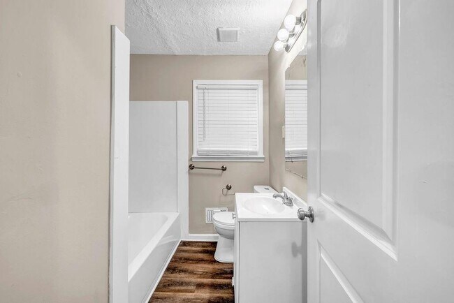 Building Photo - 245 Bromack Dr SE