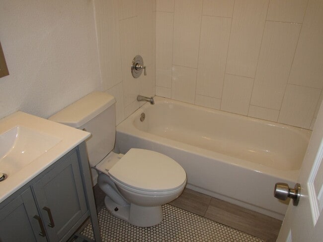 Building Photo - Adorable 2bedroom/1 bath Duplex on Wooded Lot