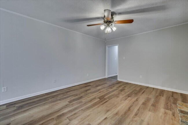 Building Photo - 3 Bed/2Bath home with garage, sunroom, and shed in Martinez