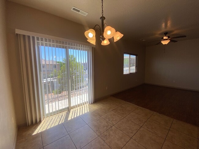 Building Photo - DARLING TOWNHOME AVAILABLE FOR RENT!
