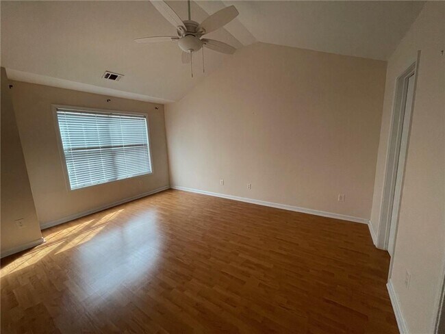 Building Photo - 2369 Suwanee Pointe Dr