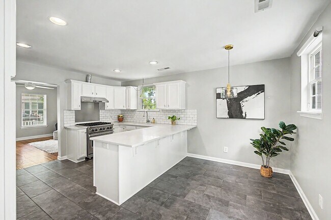 Building Photo - 353 9th Ave N
