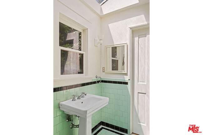 Building Photo - 1448 Angelus Ave