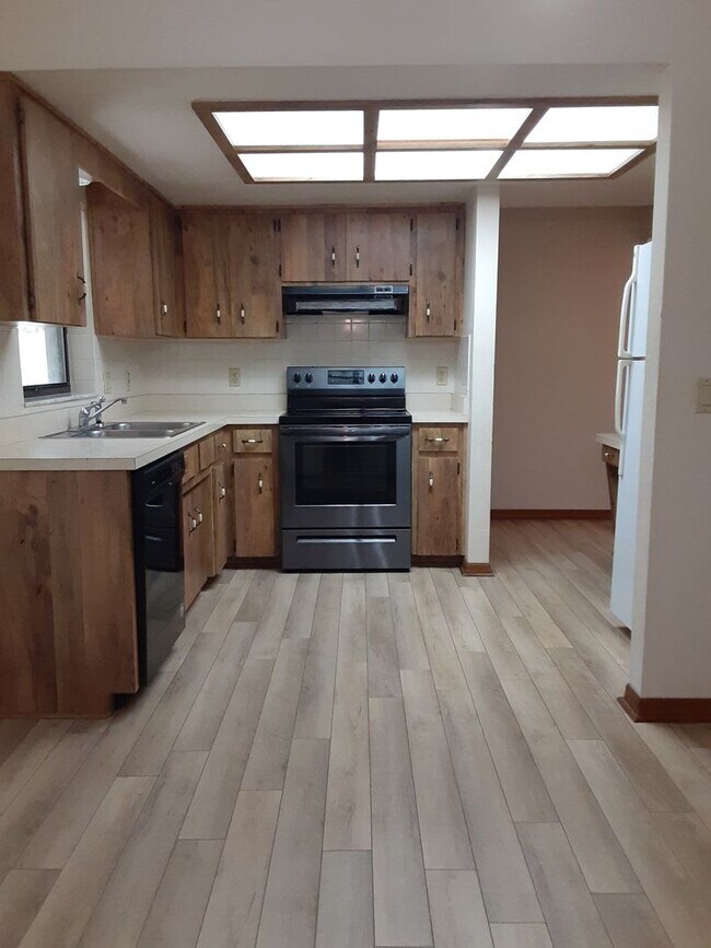 Building Photo - **Move In Special**