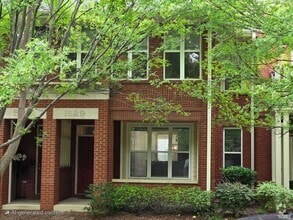 Building Photo - 2 Bedroom/2.5 Bathroom Townhome in First W...