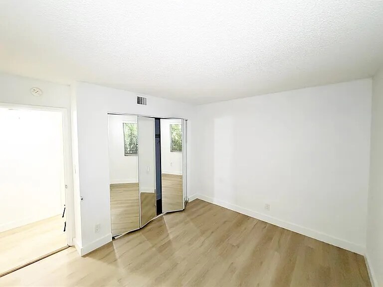 Building Photo - 709 Gardens Dr