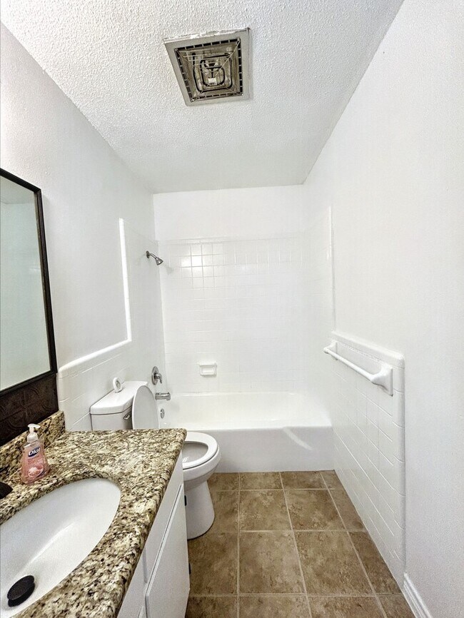 Building Photo - 1212 Hillcrest Dr