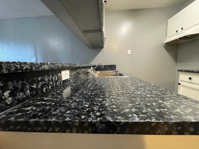 Building Photo - 515 Humble Ave