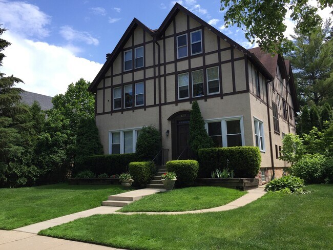 Building Photo - Move In June 1st 2026! 2 Bedroom 2 bath - Pet's OK - Wilmette