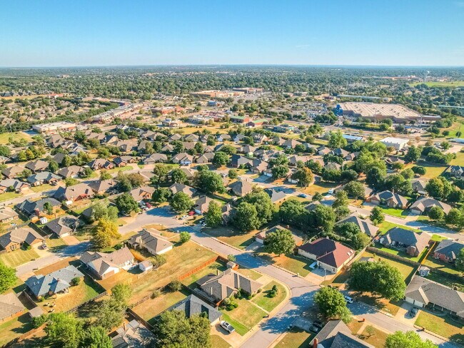 Building Photo - Immaculate Edmond Home with New Carpet and Storm Shelter!