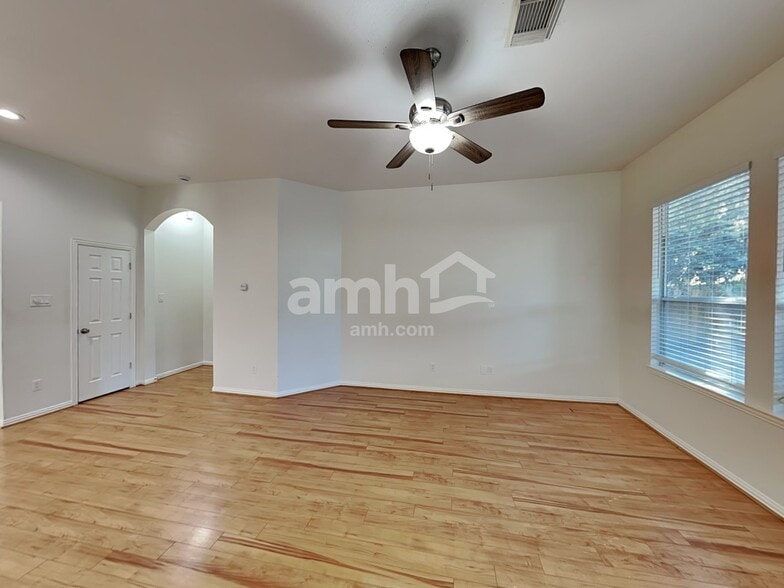 Building Photo - 30919 Blue Ridge Park Ln